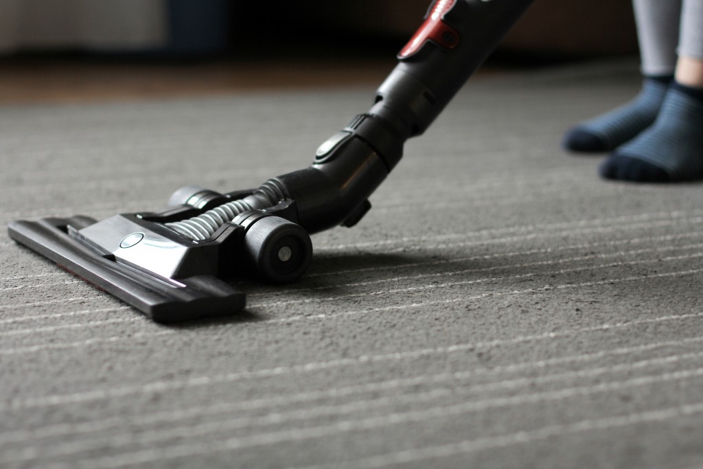 cleaning-the-room-from-dust-and-dirt-with-a-vacuum-cleaner_t20_4e0o98